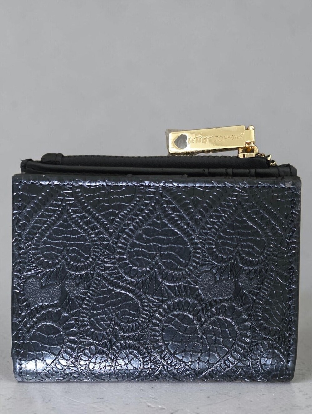 Betsey Johnson Black Lace Embossed Bifold Wallet Gold Hardware Zip Pocket NWT - Picture 2 of 13